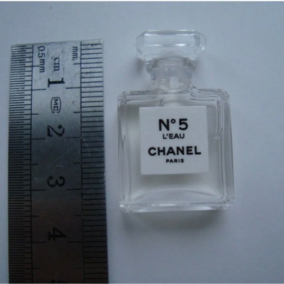 AUTHENTIC CHANEL NO 5 L’EAU MINIATURE PERFUME & CHRISTMAS CARD 2019 COLLECTIBLE - Picture 8 of 11